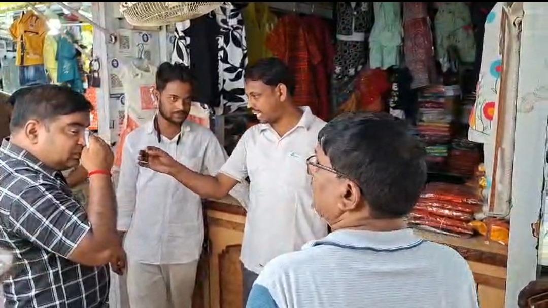 5 साल का बकाया पड़ा भारी: धनबाद नगर निगम ने हीरापुर हटिया की चार दुकानों पर लगाया ताला