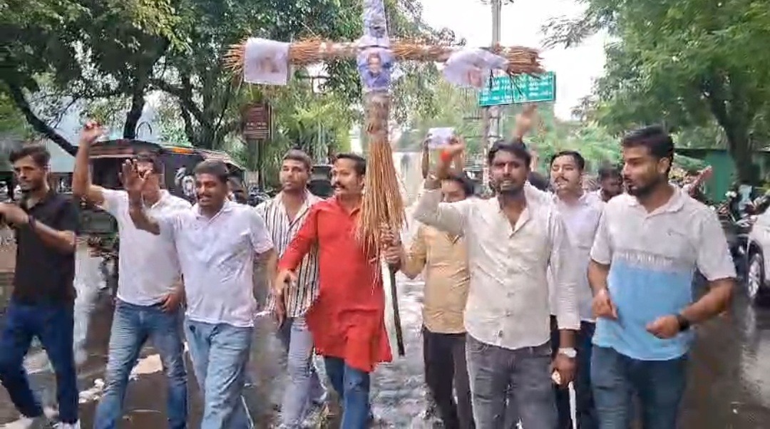 धनबाद में एनएसयूआई का केंद्र सरकार के खिलाफ प्रदर्शन, छात्रों पर कथित लाठीचार्ज और नीट पेपर लीक मामले में फूंका तीन केंद्रीय नेताओं का पुतला