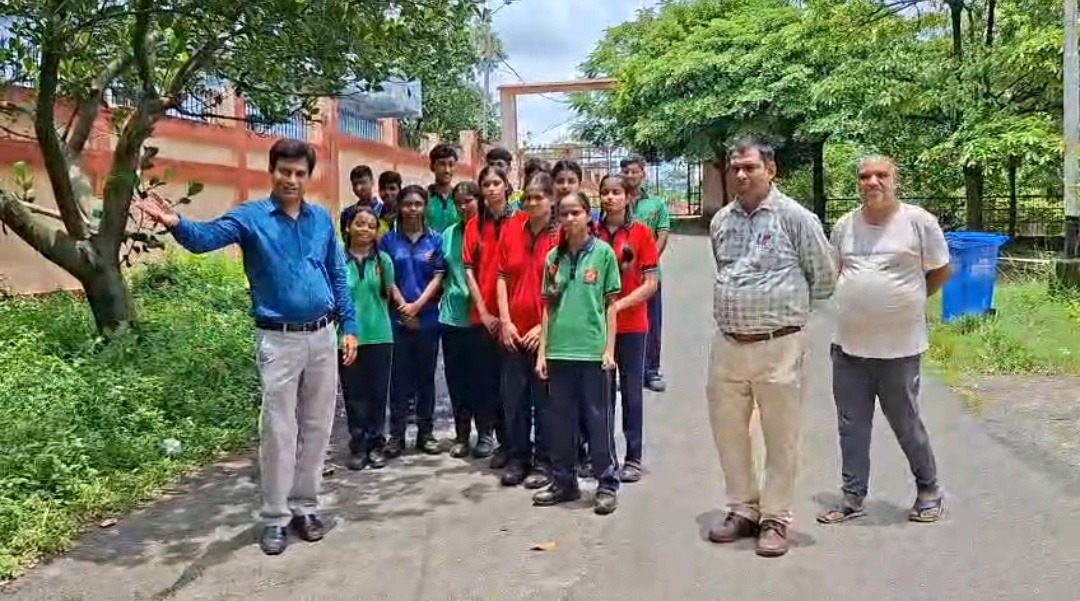 धनबाद के केंद्रीय विद्यालय-1 में नाली का गंदा पानी घुसा, छात्रों की बढ़ी परेशानी; प्रशासन से समाधान की मांग