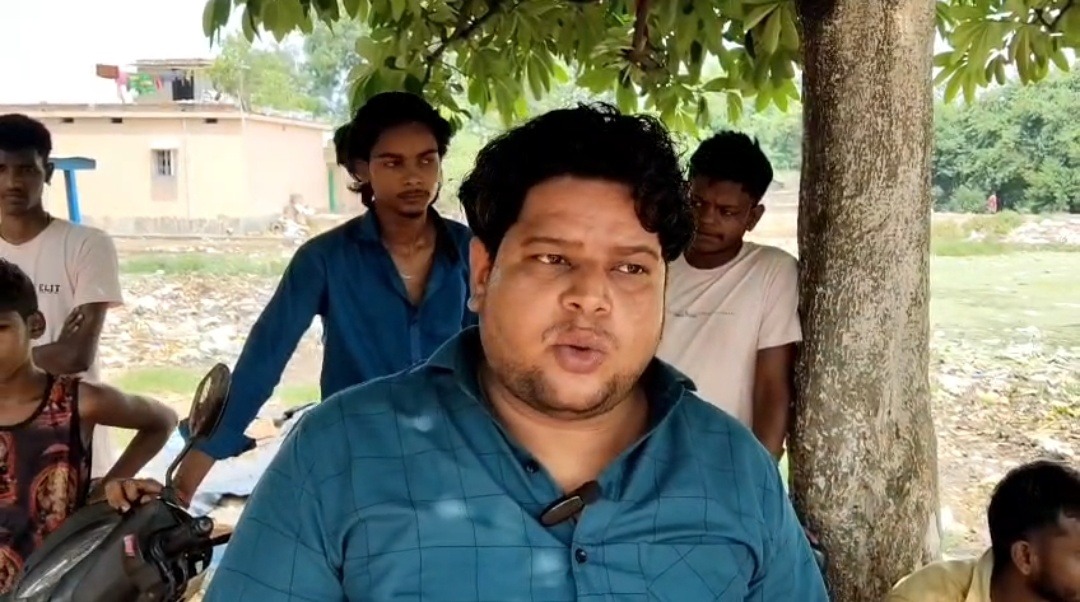 बोकारो के रीतुडीह पंचायत की बदहाली, कचरे और जलभराव से खेल मैदान बना तालाब; ग्रामीणों ने उठाए सफाई व्यवस्था पर सवाल