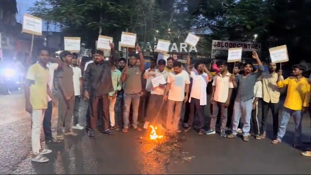 जामताड़ा में JLKM का उग्र प्रदर्शन, पेपर लीक और भर्ती अनियमितताओं के विरोध में फूंका केंद्र सरकार का पुतला