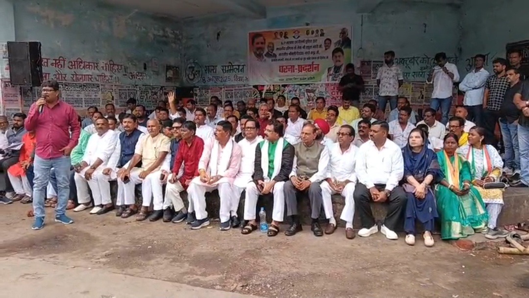 नीट पेपर लीक और छात्रों पर लाठीचार्ज के विरोध में धनबाद में कांग्रेस का धरना