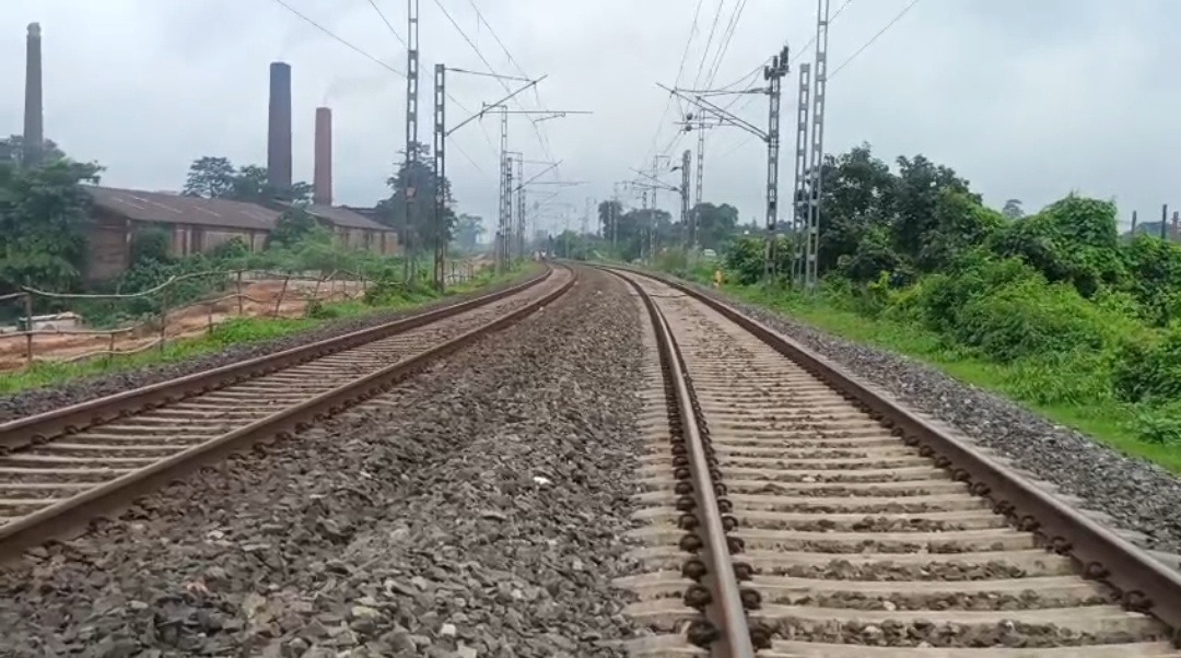 धनबाद-गोमो रेल मार्ग पर दर्दनाक हादसा, ट्रेन की चपेट में आने से अज्ञात व्यक्ति की मौत