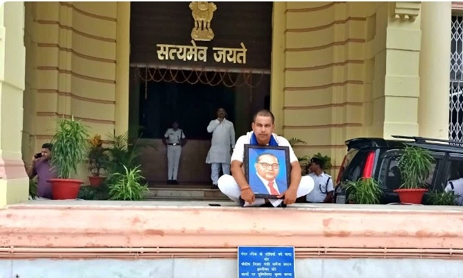 NEET विवाद पर विधानसभा में BSP विधायक सतीश यादव का 48 घंटे का धरना, शिक्षा मंत्री के इस्तीफे की मांग