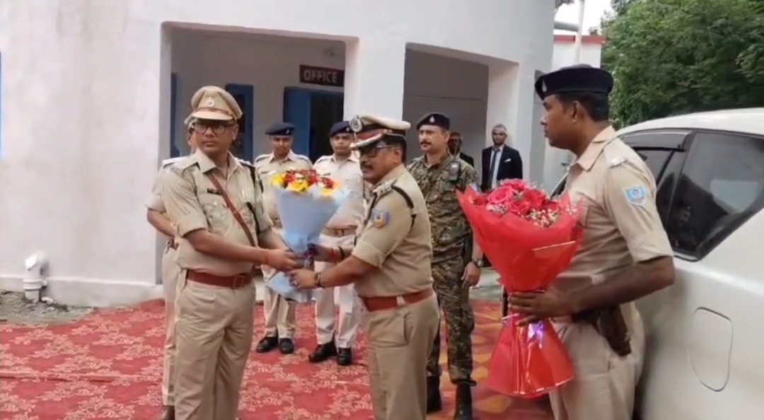 सिंदरी पहुंचे बोकारो रेंज के आईजी, पुलिसिंग व्यवस्था की समीक्षा; थाना प्रभारियों को बेहतर कानून-व्यवस्था और त्वरित कार्रवाई के निर्देश
