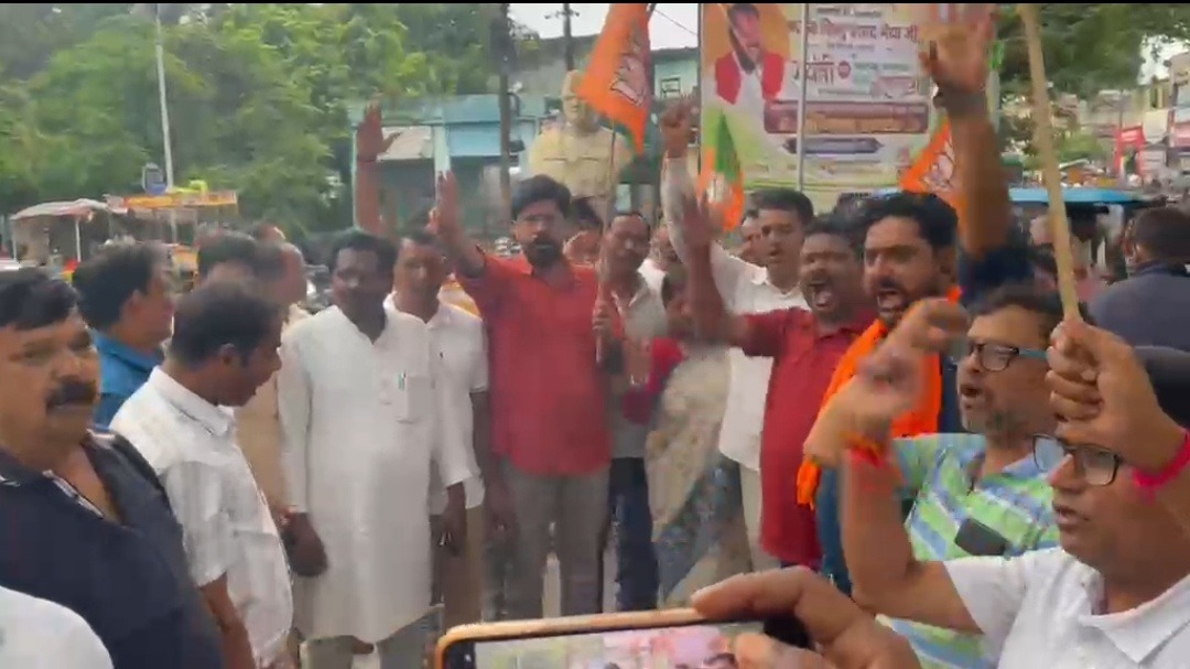 जामताड़ा में JPSC-JSSC परीक्षा धांधली पर भाजपा का प्रदर्शन, राहुल गांधी का पुतला फूंका; निष्पक्ष जांच और दोषियों पर कार्रवाई की मांग