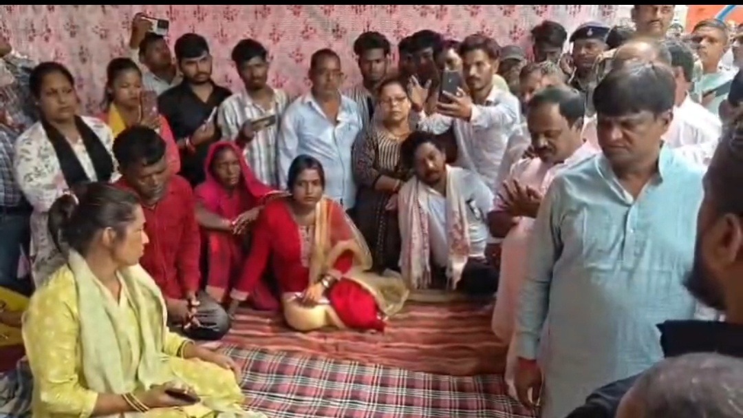 BSL कर्मी की मौत पर गरमाई राजनीति, सांसद ढुल्लू महतो ने अनशनरत परिजनों से मिलकर नियोजन दिलाने का दिया भरोसा