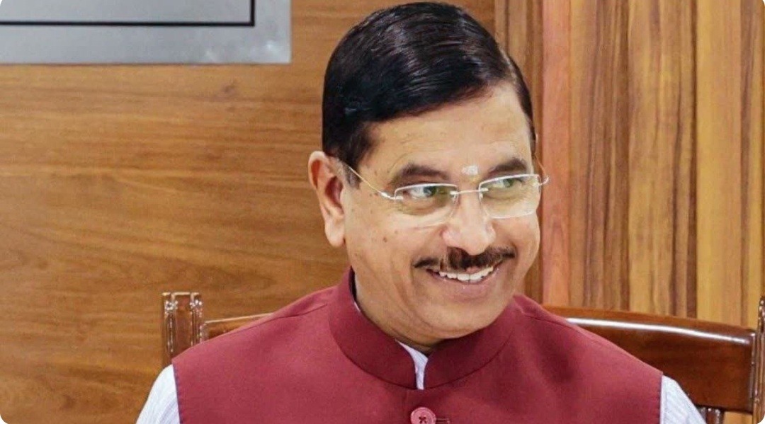 धर्मेंद्र प्रधान के इस्तीफे के बाद प्रह्लाद जोशी को शिक्षा मंत्रालय का अतिरिक्त प्रभार, बोले- पूरी निष्ठा से निभाऊंगा जिम्मेदारी