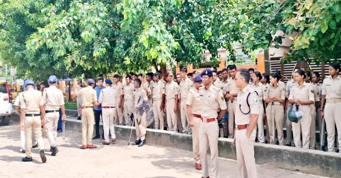 सिवान हिंसा पर प्रशासन का बड़ा एक्शन: फायरिंग करने वाला जवान सस्पेंड, 200 से ज्यादा गिरफ्तार, पूर्व विधायक के घर छापेमारी से बढ़ा विवाद