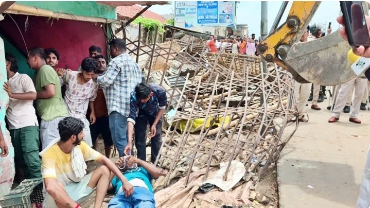 बेतिया के मीना बाजार में बुलडोजर कार्रवाई से बवाल, 85 दुकानों पर चला प्रशासन का अभियान, व्यापारियों ने किया जोरदार विरोध
