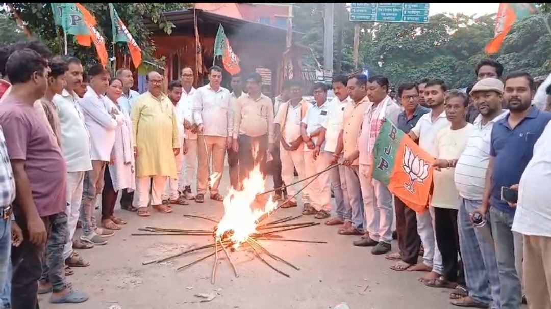जामताड़ा में स्वास्थ्य मंत्री के इस्तीफे की मांग पर भाजपा का मशाल जुलूस, ‘इरफान अंसारी हाय-हाय’ के नारों से गूंजा बजरंगबली चौक