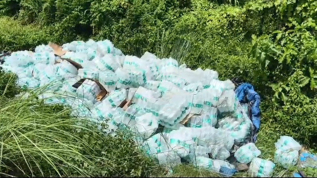 सहरसा में ब्रेक फेल होने से पानी लदा ट्रक पलटा, चालक घायल; लाखों के नुकसान की आशंका