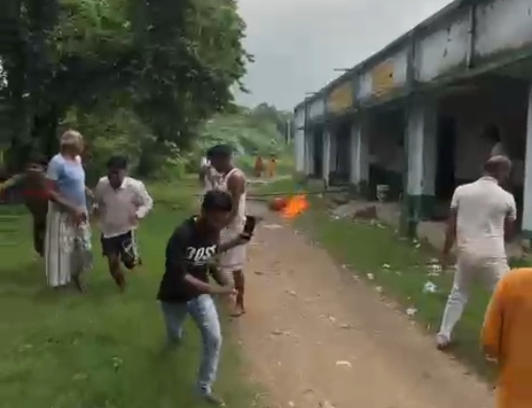 मिड डे मील बनाते समय स्कूल में गैस सिलेंडर में लगी आग, ग्रामीणों की सूझबूझ से टला बड़ा हादसा