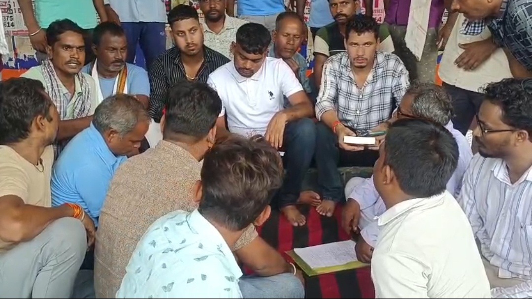 नई अनाज वितरण नीति के विरोध में JFCI मजदूरों का आंदोलन तेज, धरना स्थल पहुंचे विधायक जयराम महतो
