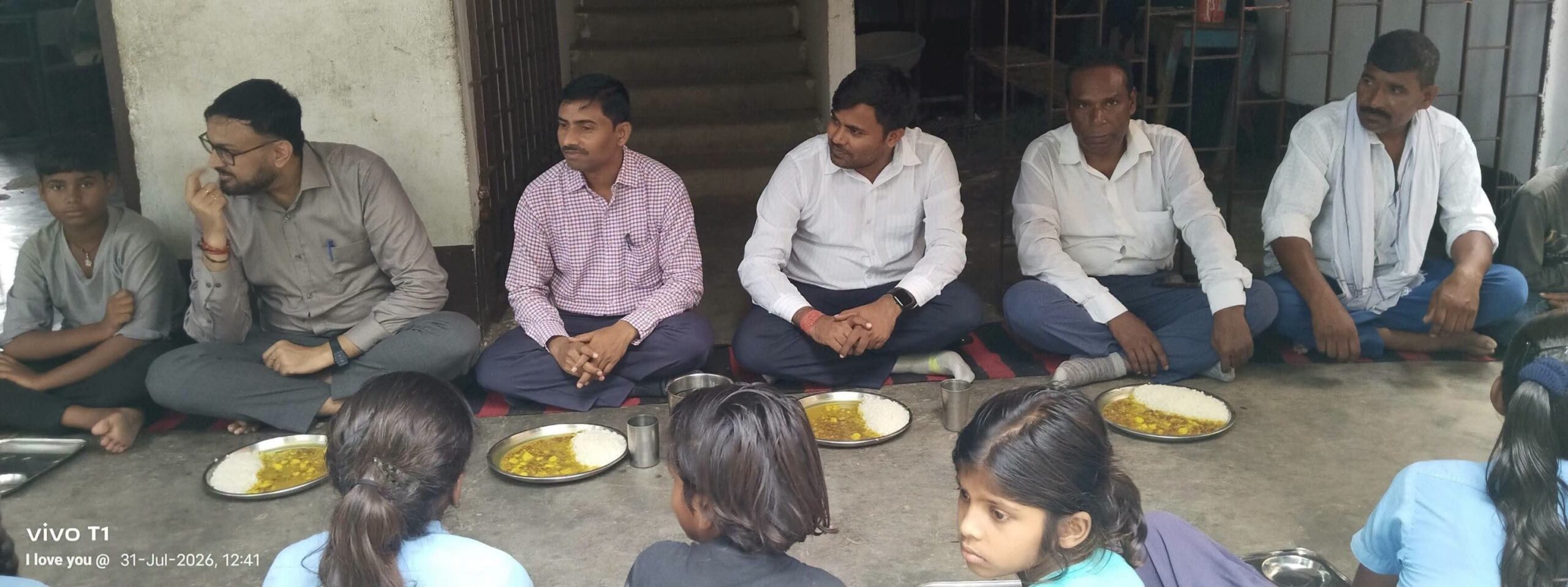 “छात्रों के आंदोलन का असर: स्कूल पहुंचे एसडीएम, बच्चों के साथ बैठकर खाया मिड-डे मील, सुधार के दिए सख्त निर्देश”