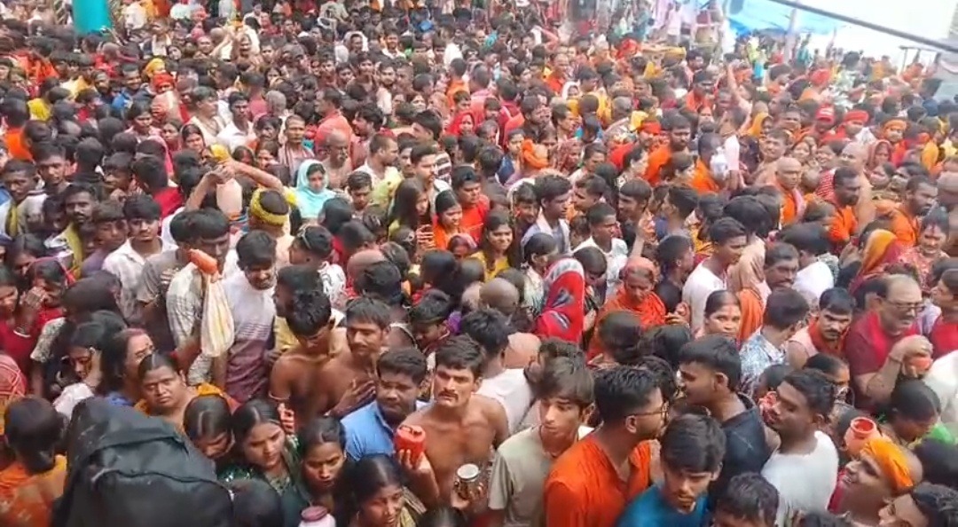 पहली सोमवारी पर आस्था का सैलाब: उत्तरवाहिनी गंगा में डुबकी लगाकर शिवभक्तों ने किया बाबा अजगैविनाथ का जलाभिषेक, ‘हर-हर महादेव’ से गूंजा सुल्तानगंज