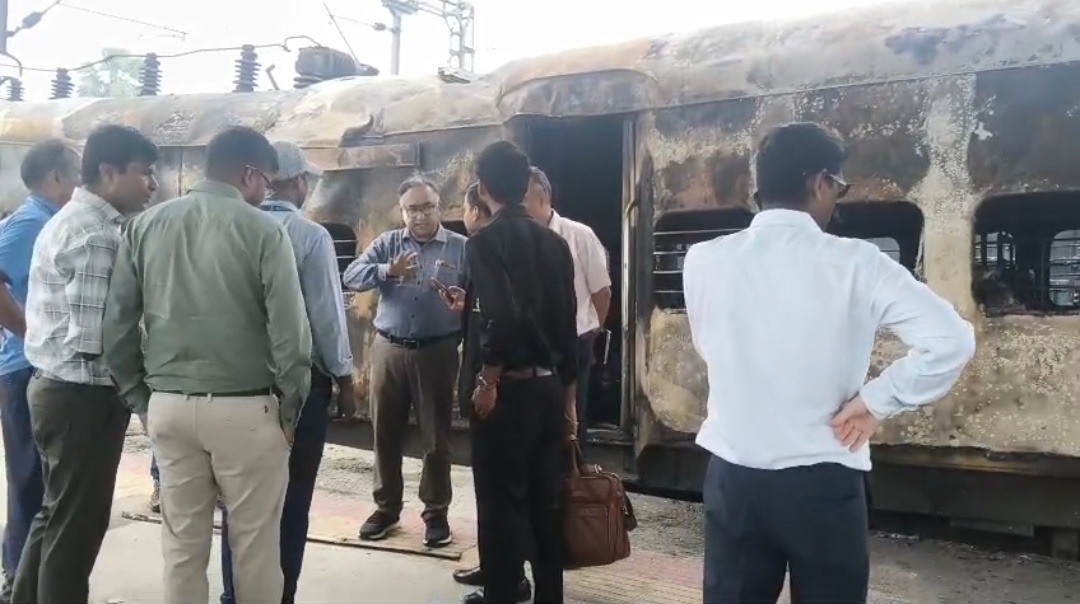 सहरसा सिमरी बख्तियारपुर ट्रेन अग्निकांड: डीआरएम ने किया घटनास्थल का निरीक्षण, एफएसएल और तकनीकी टीम करेगी जांच