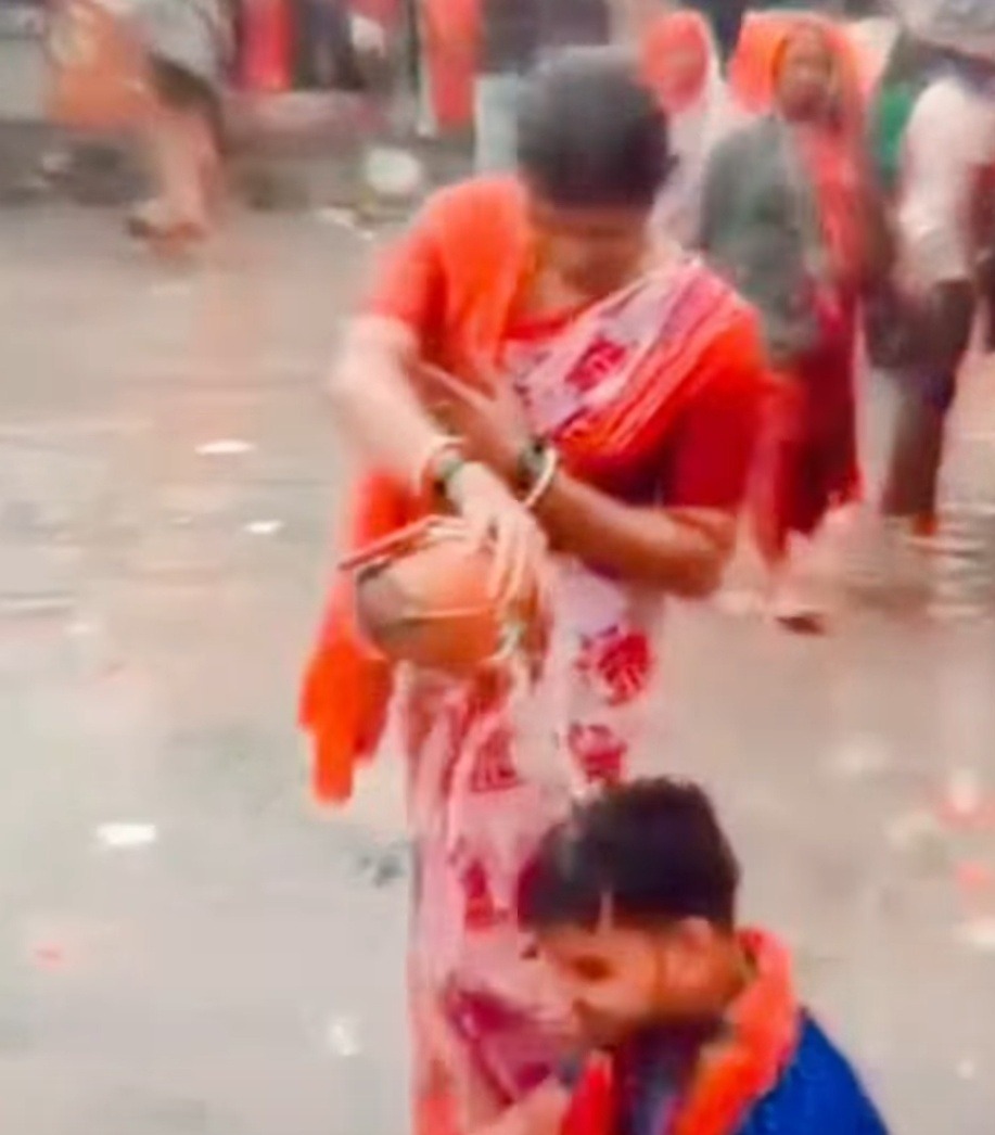 सावन की भीड़ में पति बने भगवान! बाबा का जल… पति के सिर! देवघर का वायरल वीडियो बना चर्चा का विषय
