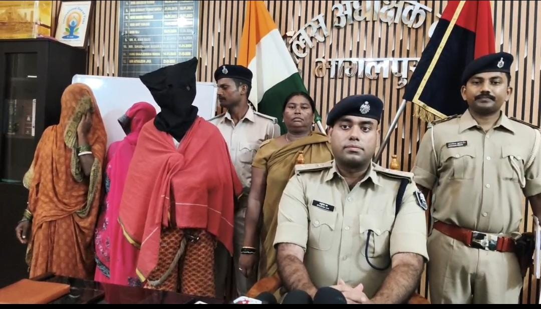 भागलपुर में मादक पदार्थ तस्करी पर पुलिस की बड़ी कार्रवाई, 2.4 किलो गांजा बरामद, मां-बेटे समेत तीन गिरफ्तार