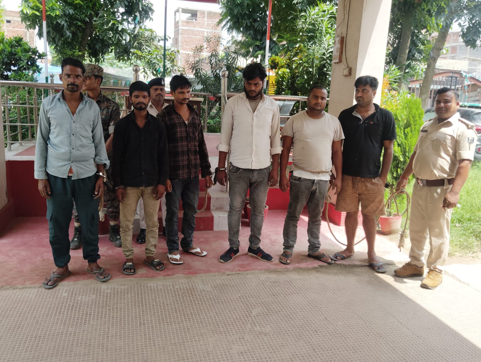सहरसा पुलिस का बड़ा खुलासा: ट्रांसफॉर्मर से बिजली तार चोरी करने वाला अंतरजिला गिरोह धरा, 5 आरोपी गिरफ्तार; 16 वारदातों का खुलासा