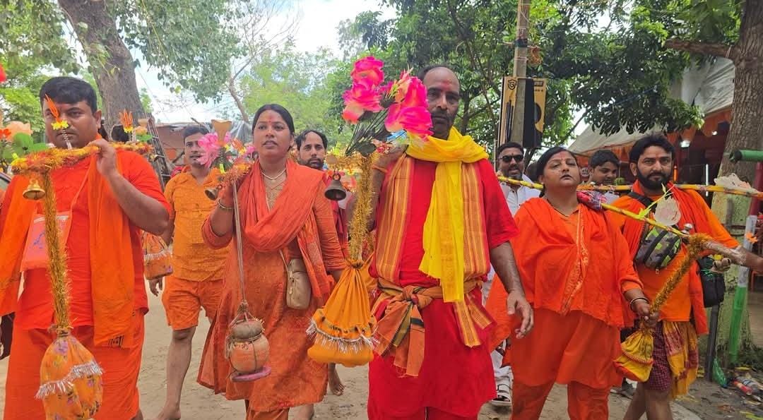 गंगा धाम से बाबा धाम रवाना हुए एमएलसी संजय मयूख, पत्नी रश्मि मयूख व विधायक छोटी सिंह भी रहीं साथ; कांवरिया व्यवस्था की जमकर सराहना