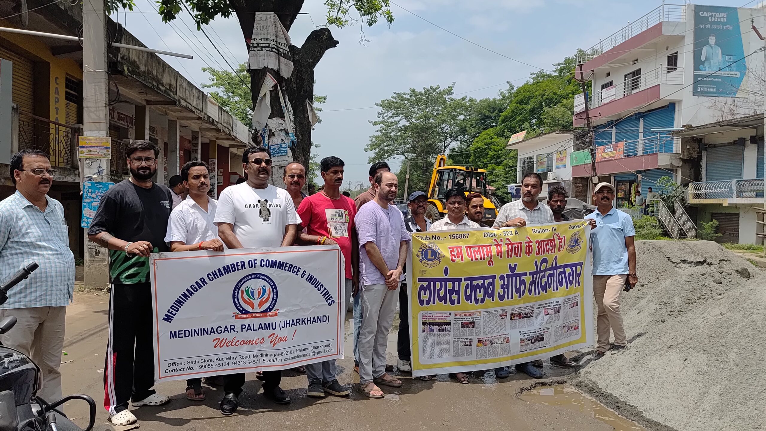 बैरिया चौक के गड्ढों की चैंबर और लायंस क्लब ने कराई मरम्मत, स्थायी समाधान के लिए प्रशासन से करेंगे आग्रह