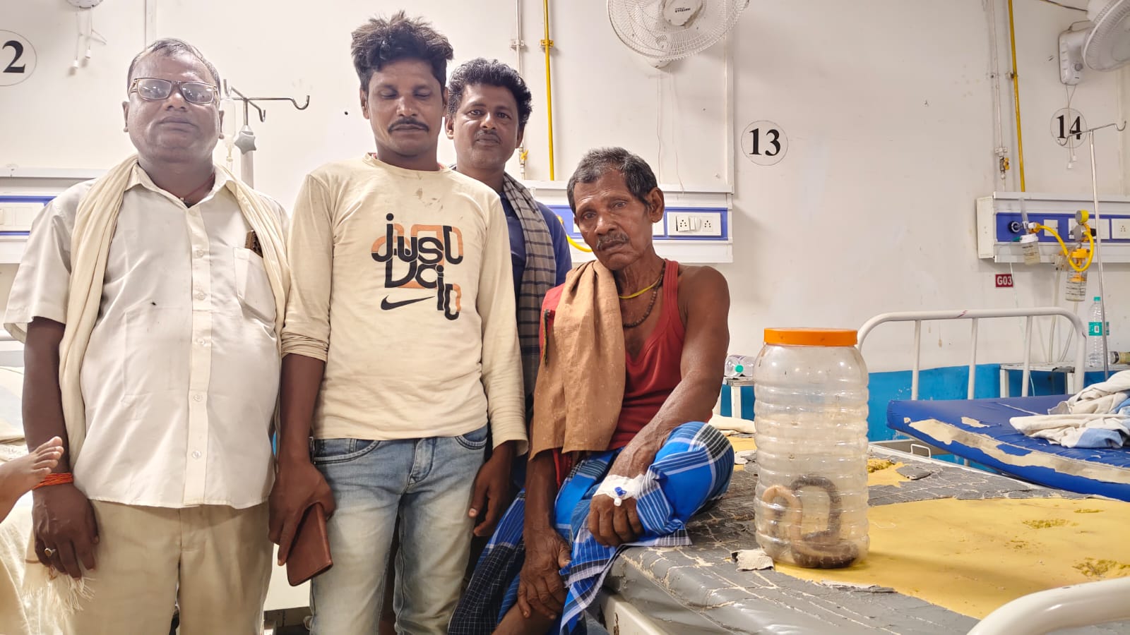 सहरसा में सोते समय बुजुर्ग को करैत सांप ने डसा, हिम्मत दिखाकर सांप को पकड़ा और डिब्बे में बंद कर पहुंच गए अस्पताल