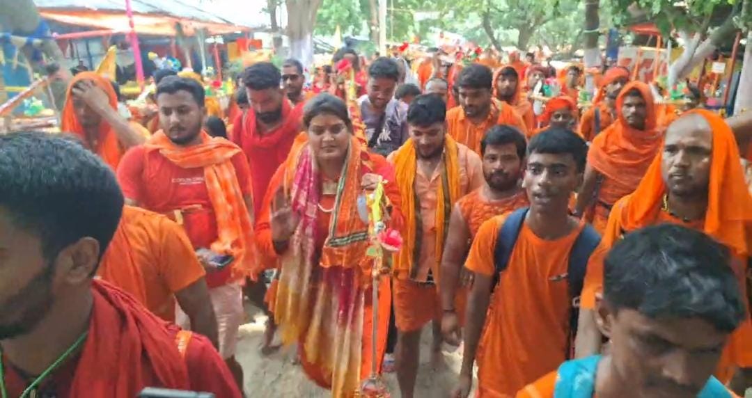 कांवड़ उठाकर देवघर की राह निकलीं भोजपुरी गायिका निशा उपाध्याय, भक्ति गीतों से गूंज उठा कच्ची कांवरिया पथ