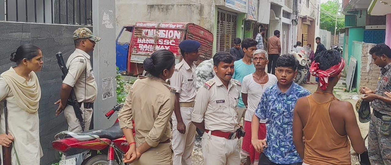 मुख्य आरोपी का कमरा खाली कराने पहुंचा परिवार, इशाकचक पुलिस के नहीं पहुंचने पर उठे सवाल