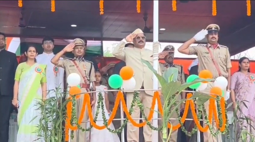 बोकारो में धूमधाम से मनाया गया 80वां स्वतंत्रता दिवस, मंत्री योगेंद्र प्रसाद ने किया ध्वजारोहण