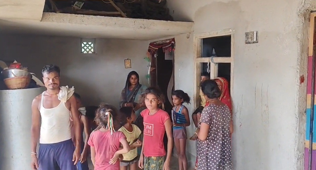 बिजली गुल होने का फायदा उठाकर घर में चोरी, 30 भर चांदी के जेवरात और नकदी ले उड़े चोर