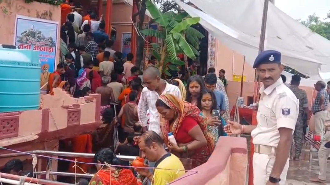 सावन की तीसरी सोमवारी और नाग पंचमी पर अजगैबीनाथ धाम में उमड़ा आस्था का सैलाब