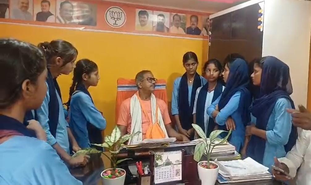 मध्य विद्यालय फेकू टोला की शिक्षा व्यवस्था पर विधायक मुरारी पासवान सख्त, अधिकारियों को जांच के निर्देश