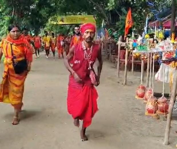एक पैर पर 105 KM का सफर, बाबा धाम पहुंचने का सुनील दास ने लिया अनोखा संकल्प