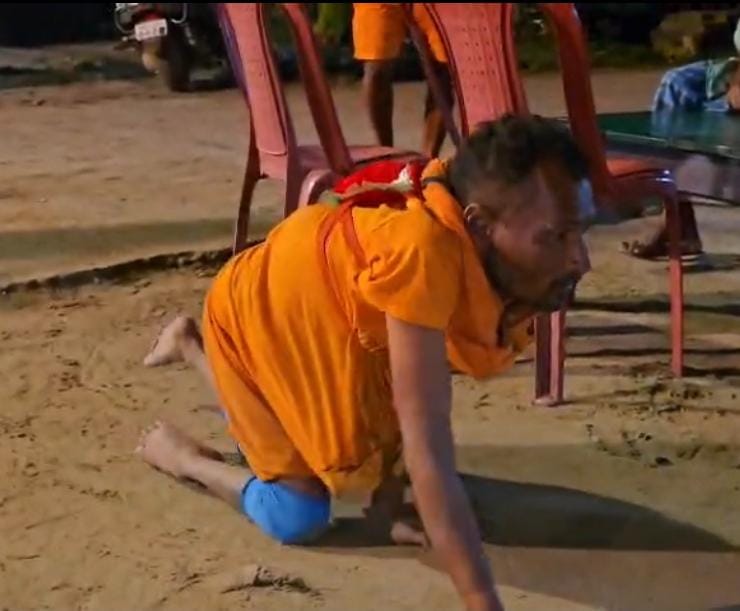 बाबा के अनोखे भक्त! 100% दिव्यांग राकेश पासवान रेंगते हुए जा रहे देवघर, भक्ति देख हर कोई हैरान