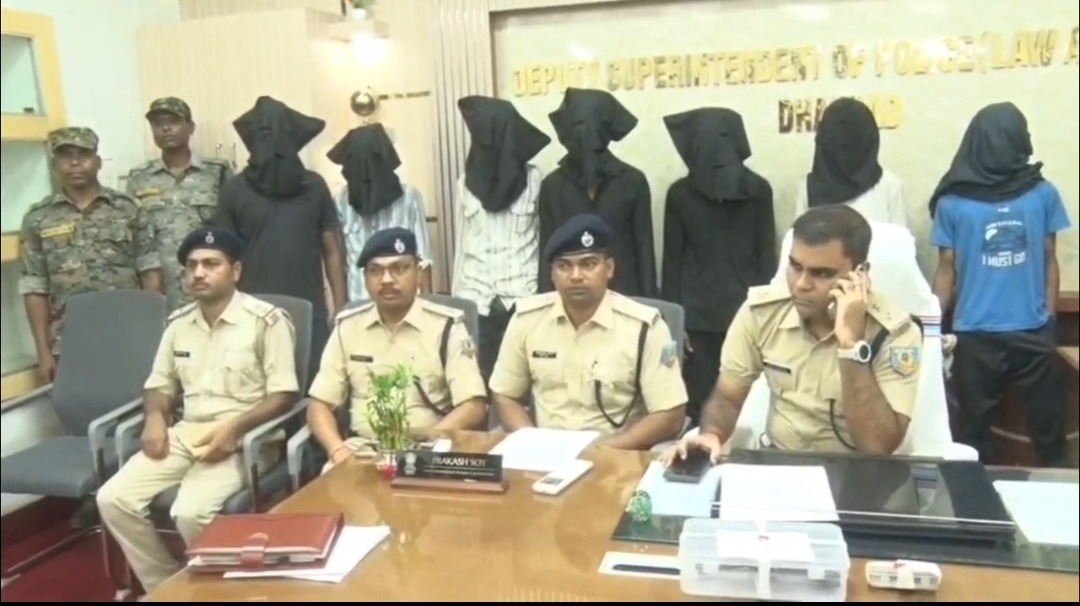 धनबाद पुलिस का बड़ा एक्शन, 7 अपराधी गिरफ्तार; कट्टा, जिंदा गोली और चोरी की बाइक बरामद