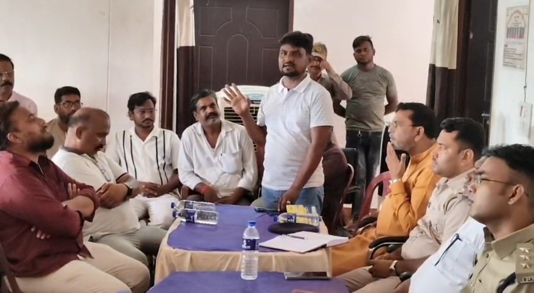 जामताड़ा में धार्मिक टिप्पणी को लेकर तनाव, भीड़ ने घर और पुलिस वाहन में की तोड़फोड़