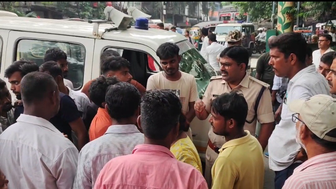 रेमकी के कचरा वाहन की चपेट में आए युवक की इलाज के दौरान मौत, मुआवजे की मांग को लेकर सड़क पर प्रदर्शन