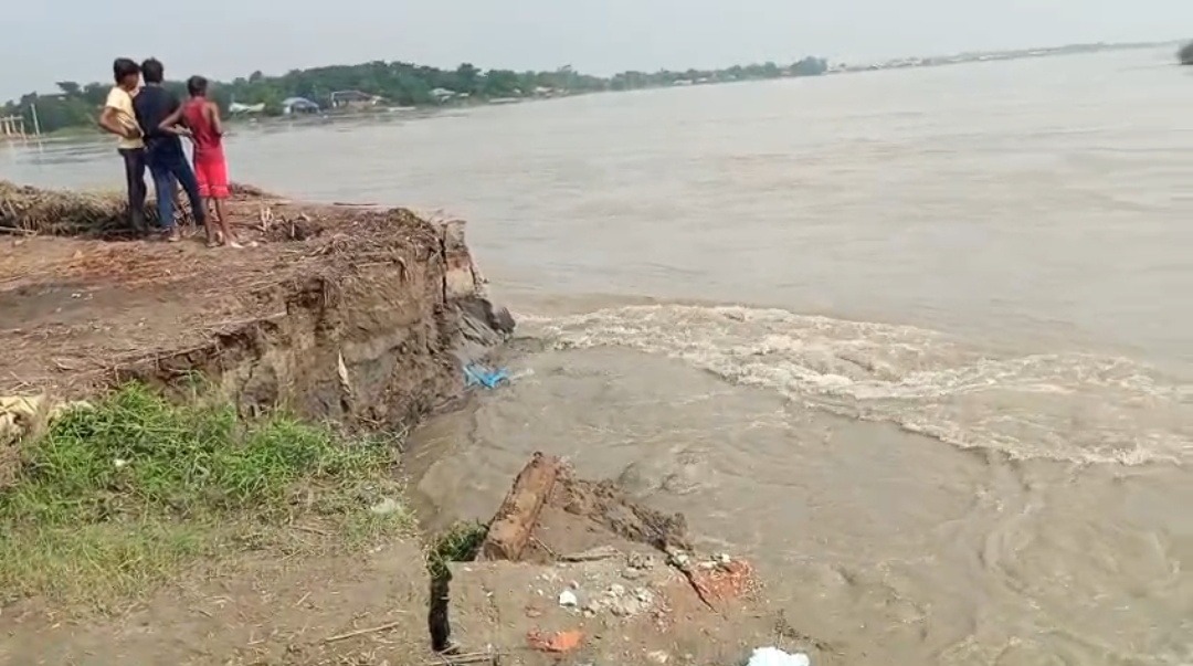 नेपाल में भूस्खलन के बाद कोसी नदी का बढ़ा दबाव, नारायणपुर में तेज कटाव से दहशत