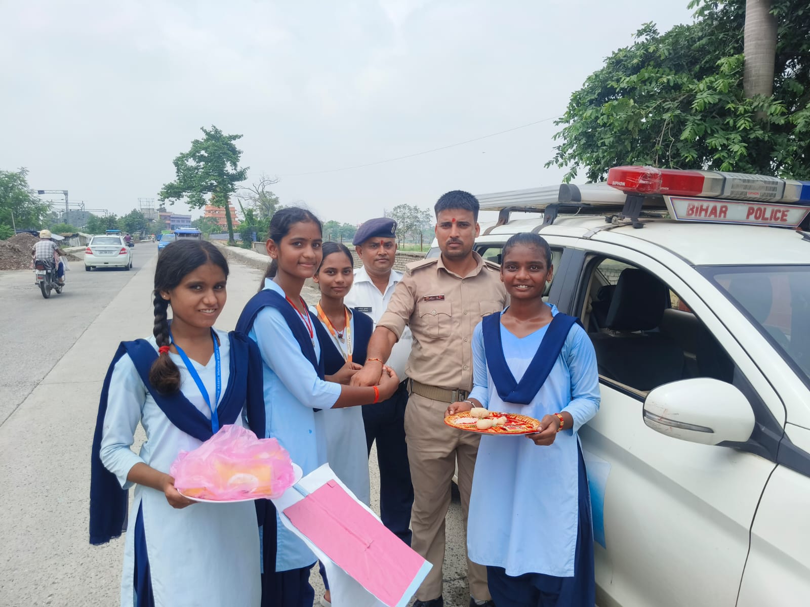 मध्य विद्यालय मिर्जापुर की छात्राओं ने राखी बांधकर दिलाया सड़क सुरक्षा का संकल्प