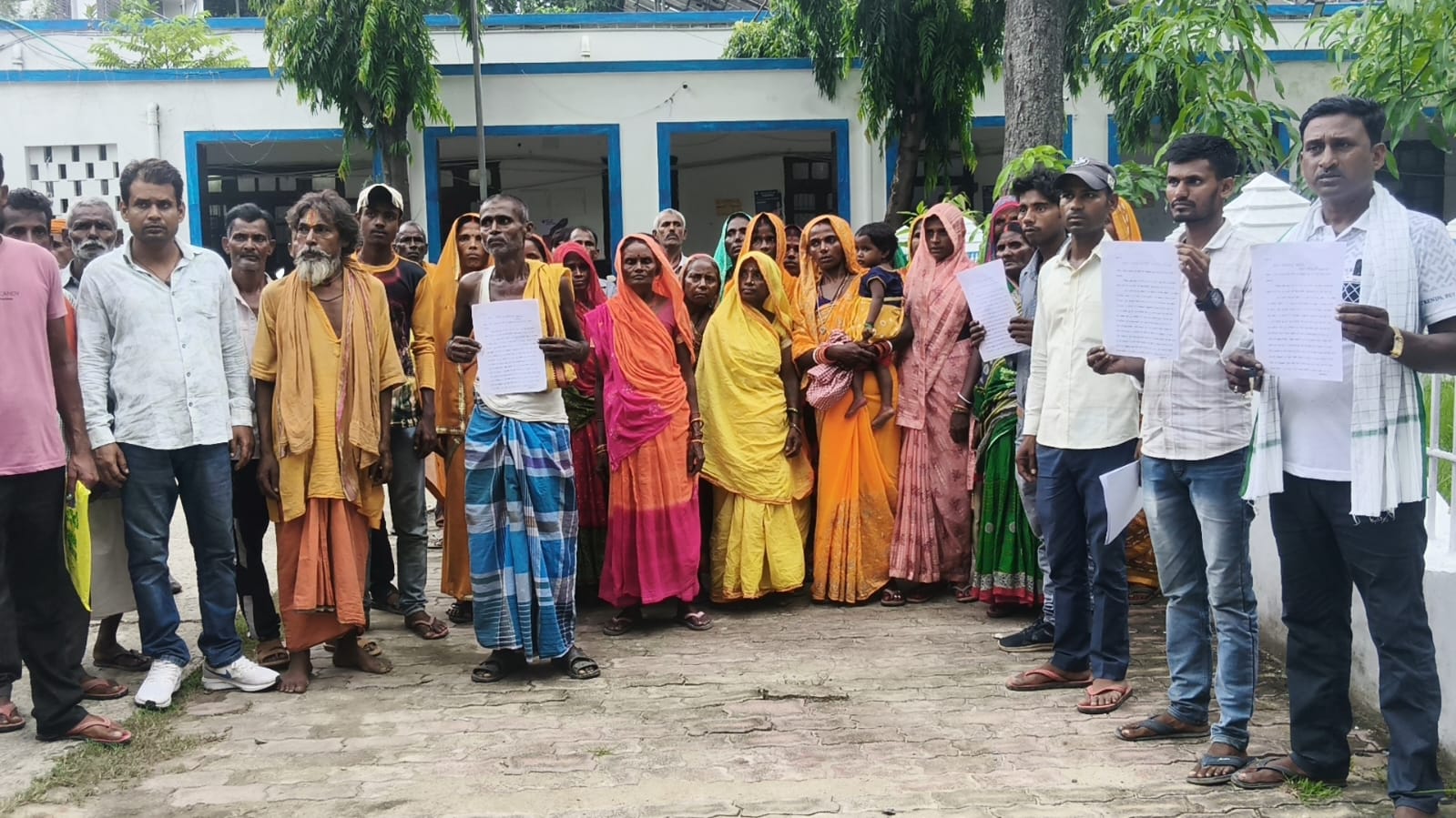 सरकारी जमीन पर अतिक्रमण हटाने में भेदभाव का आरोप, महादलितों ने डीएम से जांच की मांग