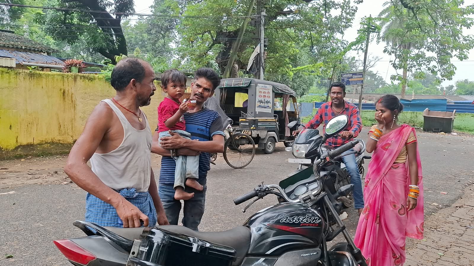 सदर अस्पताल के पास भटकता मिला 3 साल का बच्चा, युवकों की तत्परता से परिजनों से हुआ मिलन