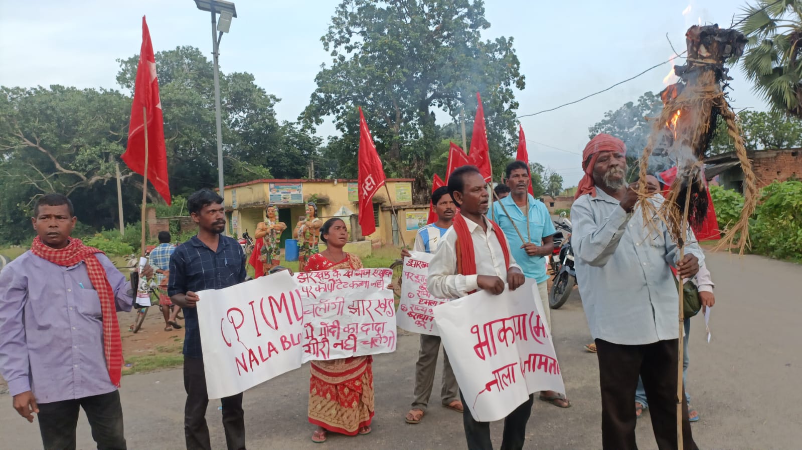 खनिज संशोधन विधेयक के विरोध में भंडारबेड़ा में भाकपा माले का हल्लाबोल, केंद्र सरकार का पुतला फूंका