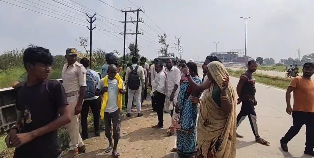 बासुकीनाथ धाम से भागलपुर लौट रही श्रद्धालुओं से भरी बस पलटी, मची अफरा-तफरी; बाल-बाल बचे यात्री