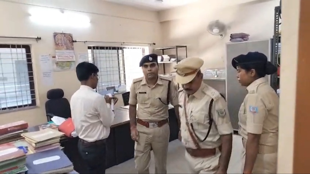 गोविंदपुर थाना में अचानक पहुंचे सिटी एसपी, लंबित मामलों की समीक्षा कर दिए त्वरित कार्रवाई के निर्देश