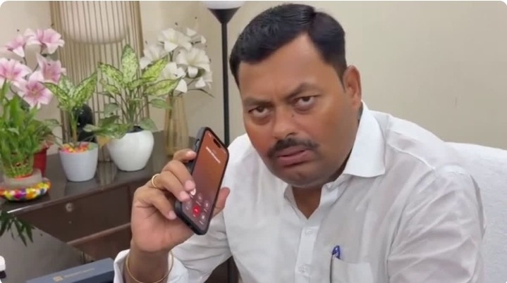 “मंत्री के सामने रिश्वत मांग बैठा डाटा ऑपरेटर! 50 हजार की डिमांड पर तत्काल नौकरी खत्म, सीतामढ़ी में बड़ा एक्शन”