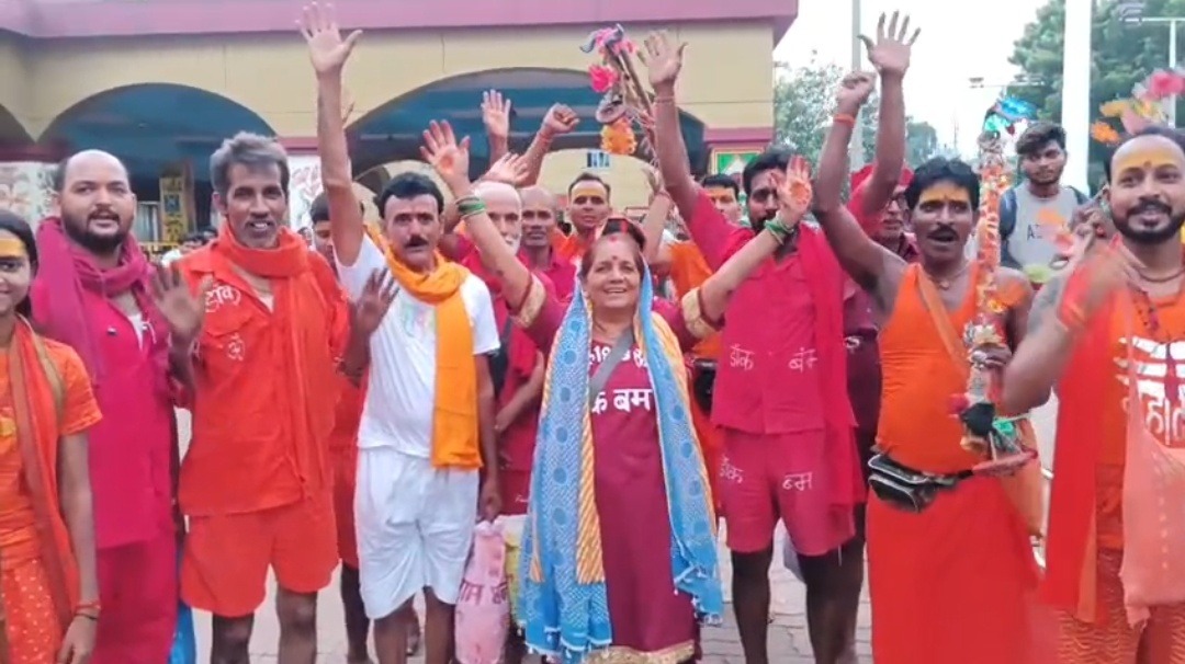 28 वर्षों से अटूट आस्था: 60 वर्षीय रेणु देवी हर सोमवारी बनती हैं डाक बम, बाबा बैद्यनाथ धाम में करती हैं जलाभिषेक