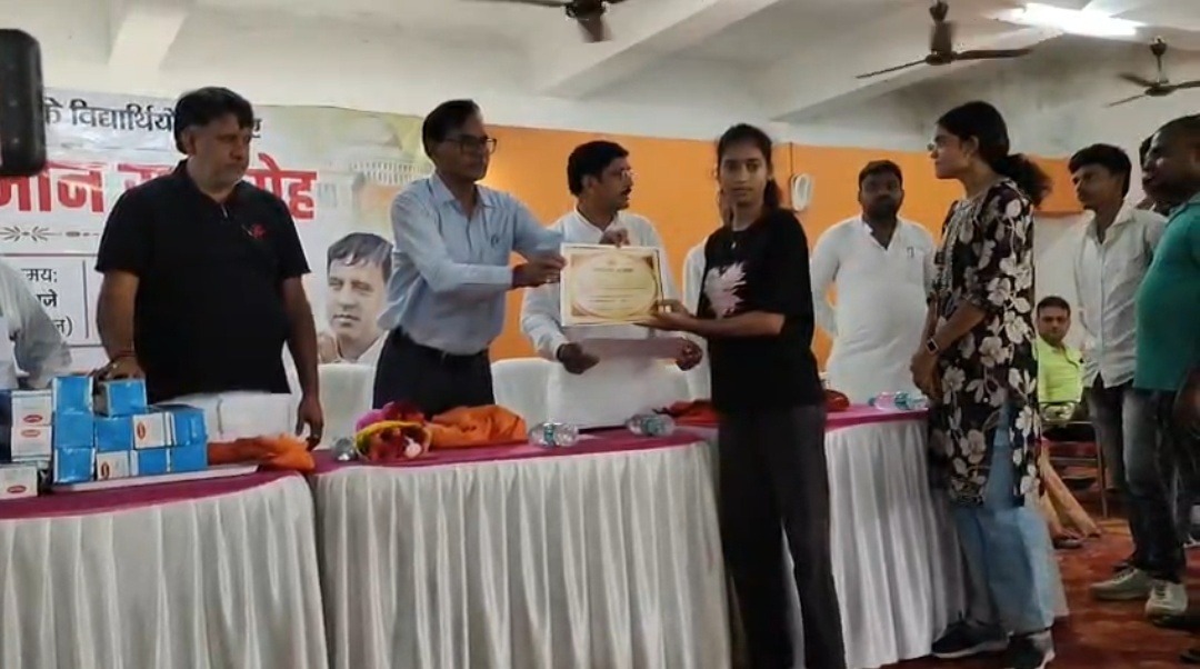 सारठ में 700 से अधिक मेधावी छात्र-छात्राओं का सम्मान, पूर्व मंत्री रणधीर सिंह ने मुफ्त कंप्यूटर शिक्षा शुरू कराने का किया ऐलान