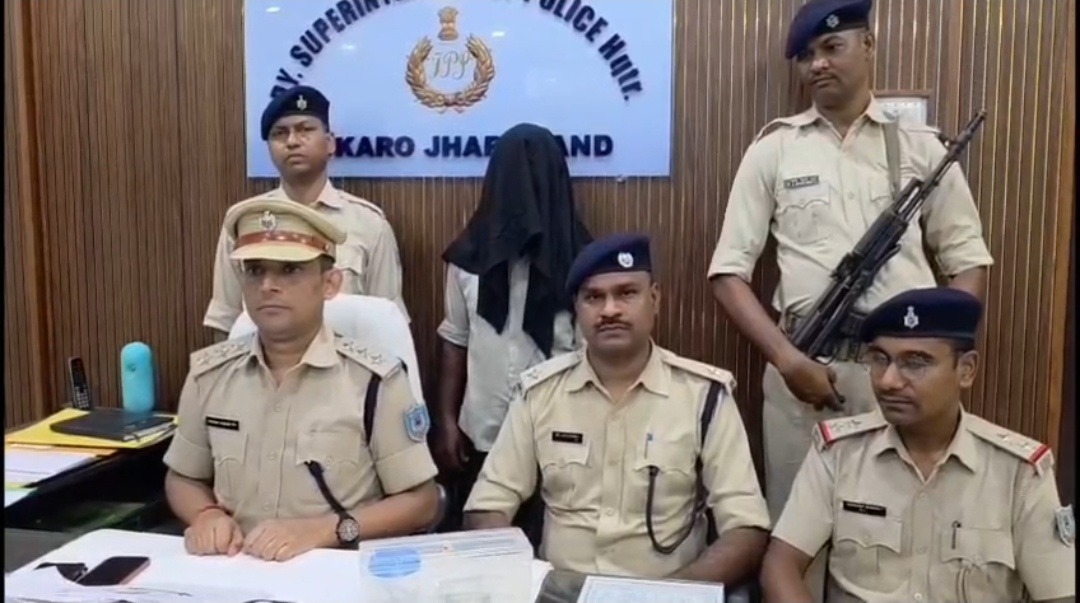 बोकारो पुलिस की बड़ी कार्रवाई: दो पुड़िया ब्राउन शुगर के साथ तस्कर गिरफ्तार, 8,450 रुपये नकद बरामद