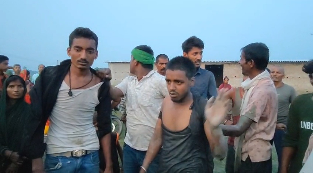 सहरसा में छात्राओं से कथित छेड़खानी के आरोप में दो युवक पकड़े गए, ग्रामीणों ने की पिटाई; पुलिस ने हिरासत में लेकर शुरू की जांच